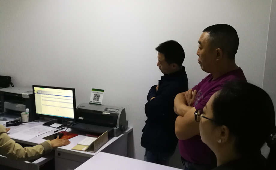 達州殯儀館一行人觀察了工作人員操作殯儀館系統的使用過程5