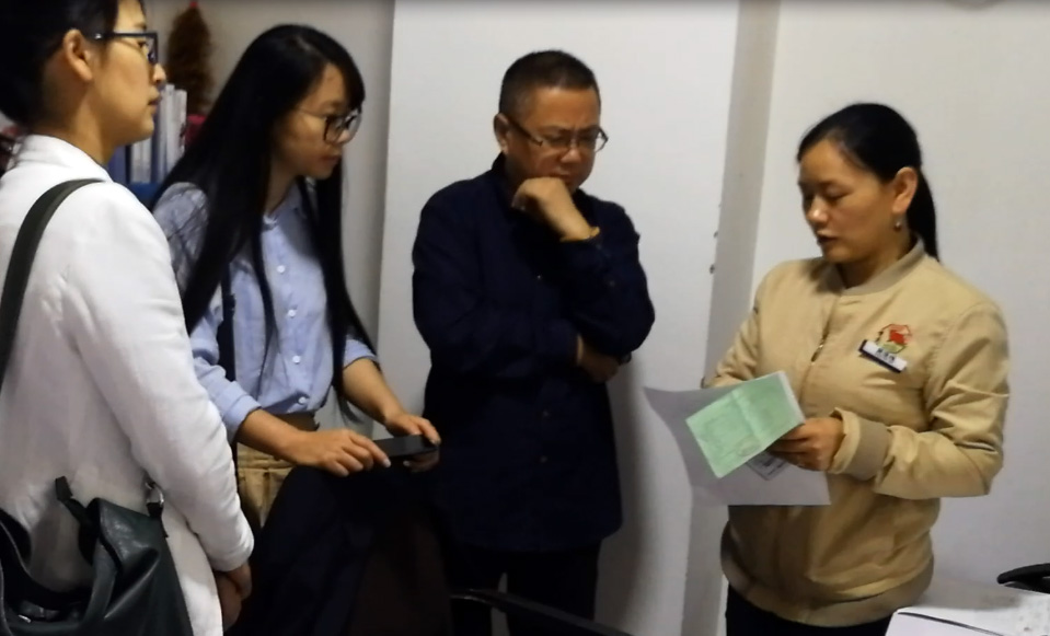 達州殯儀館一行人觀察了工作人員操作殯儀館系統的使用過程