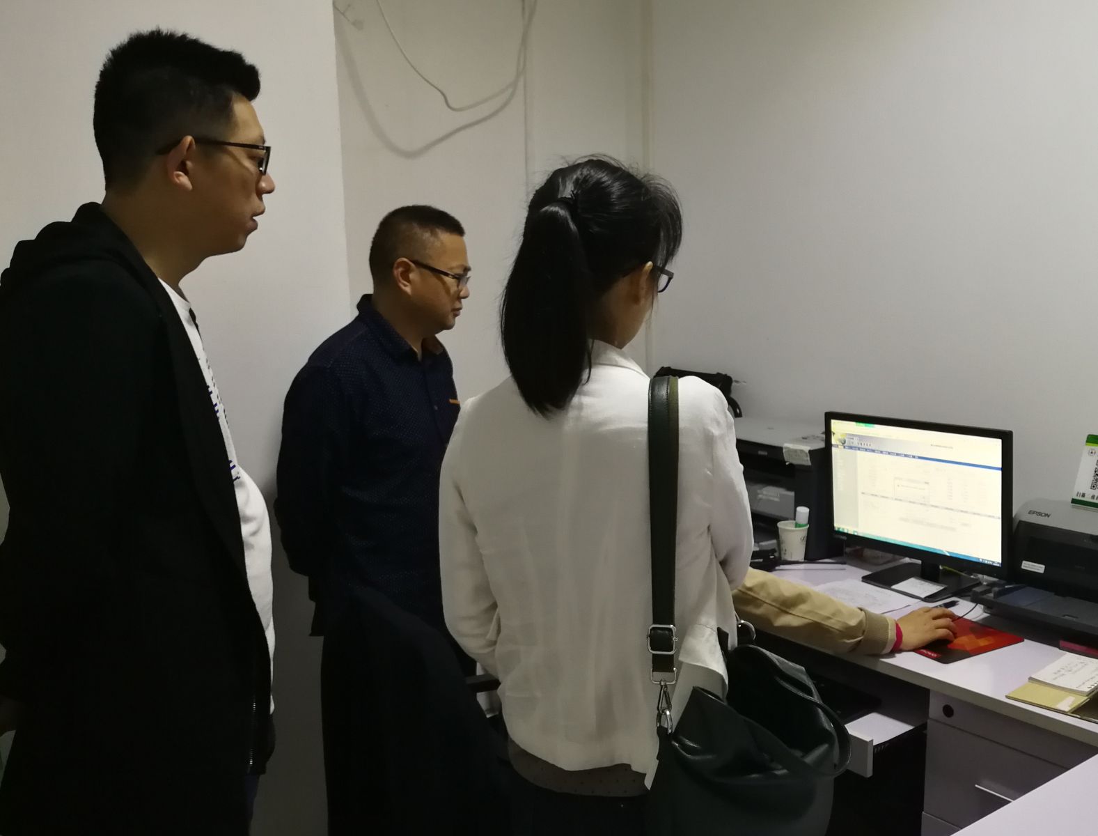 達州殯儀館一行人觀察了工作人員操作殯儀館系統的使用過程7