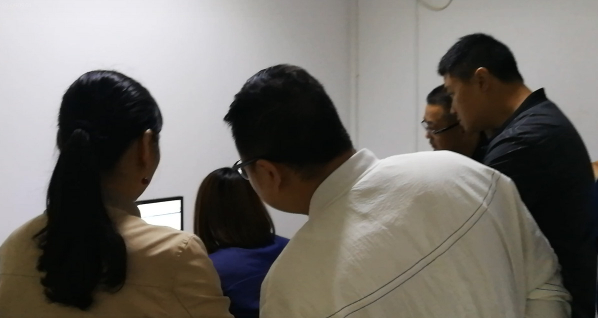 達州殯儀館一行人觀察了工作人員操作殯儀館系統的使用過程1