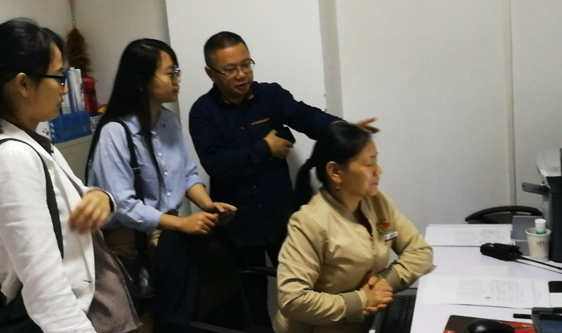 達州殯儀館一行人觀察了工作人員操作殯儀館系統的使用過程3